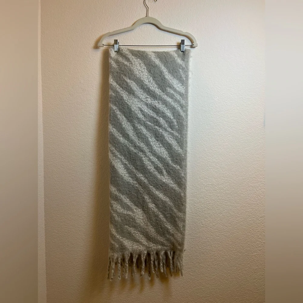 GAP Soft Gray‎ and White Shawl One Size